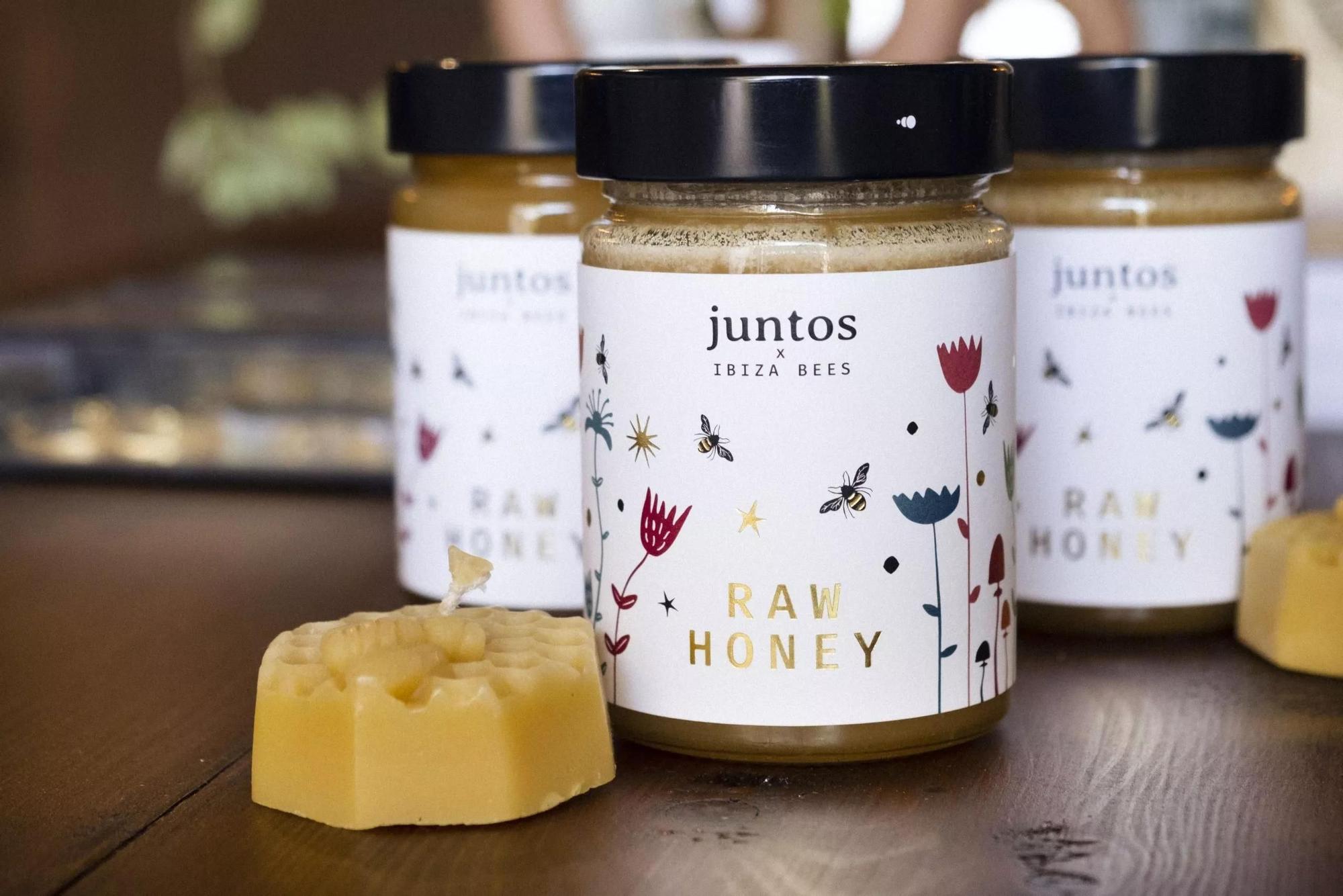 En la tienda de Juntos Ibiza se pueden adquirir productos sostenibles como la miel Juntos, elaborada en la granja..
