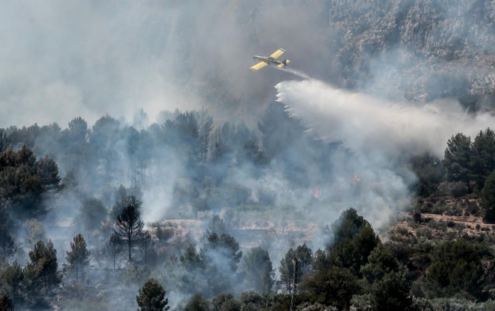 Incendio forestal en el pantano de Guadalest