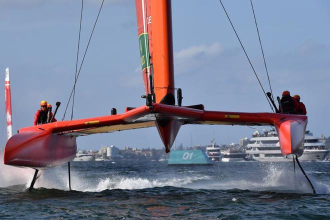 Equipo de España en acción durante el primer día de la carrera en la primera ronda del SailGP en Sydney Harbour en Sydney.