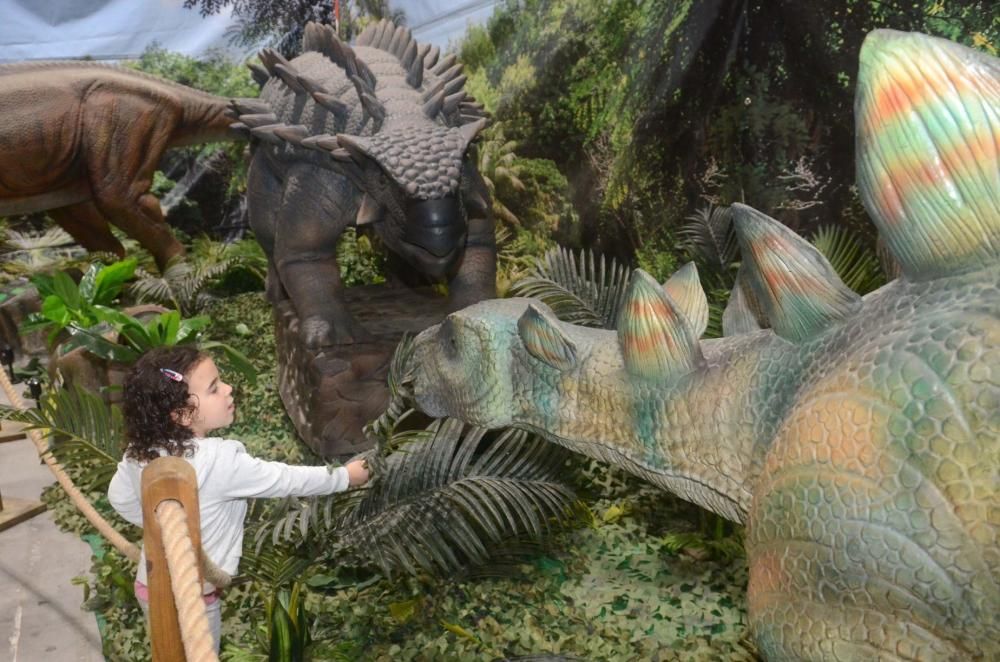 Los dinosaurios reviven en Vilagarcía. // Noé Parga