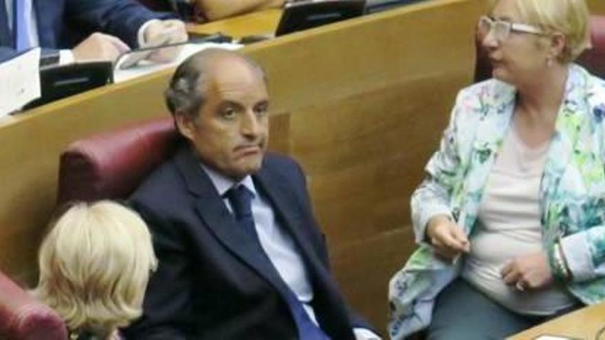 Camps, ayer en el pleno de las Corts, entre Esther Franco y Ángela Barceló.