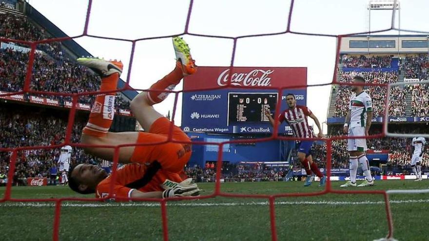 Andrés Fernández, patas arriba tras encajar el primer gol del Atlético, que firmó Koke.