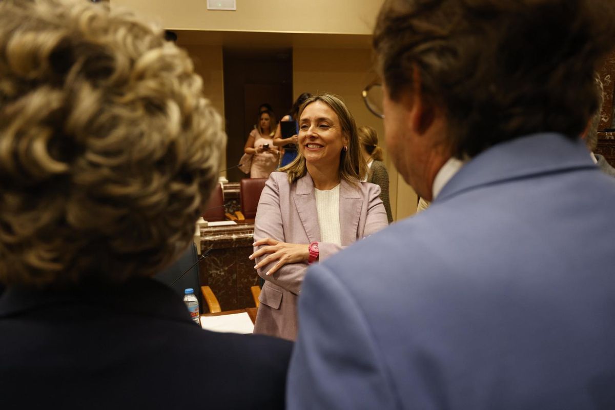 La consejeera Ruiz charla con diputados del PP antes de iniciar la presentación de sus cuentas.