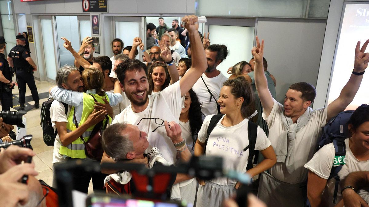 Ada Colau y Jordi Coronas, junto con una veintena de activistas españoles, aterrizan en Barajas