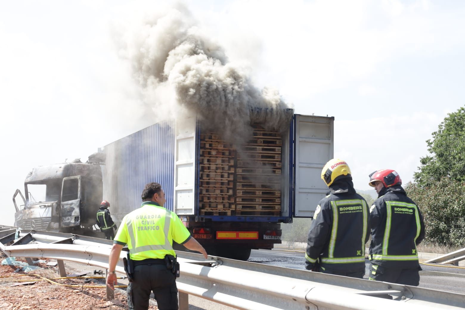 Accidente en la AP-7: Dos camiones chocan a la altura de La Vilavella