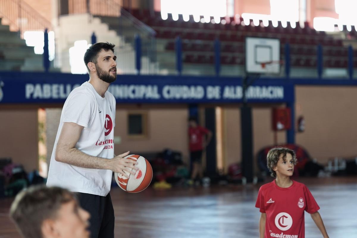 JAIME FERNÁNDEZ VISITA CAMPUS ALBARRACÍN CASADEMONT BASKET ZARAGOZA JUNIO 2026 JAIME FERNÁNDEZ VISITA CAMPUS ALBARRACÍN CASADEMONT BASKET ZARAGOZA JUNIO 2026