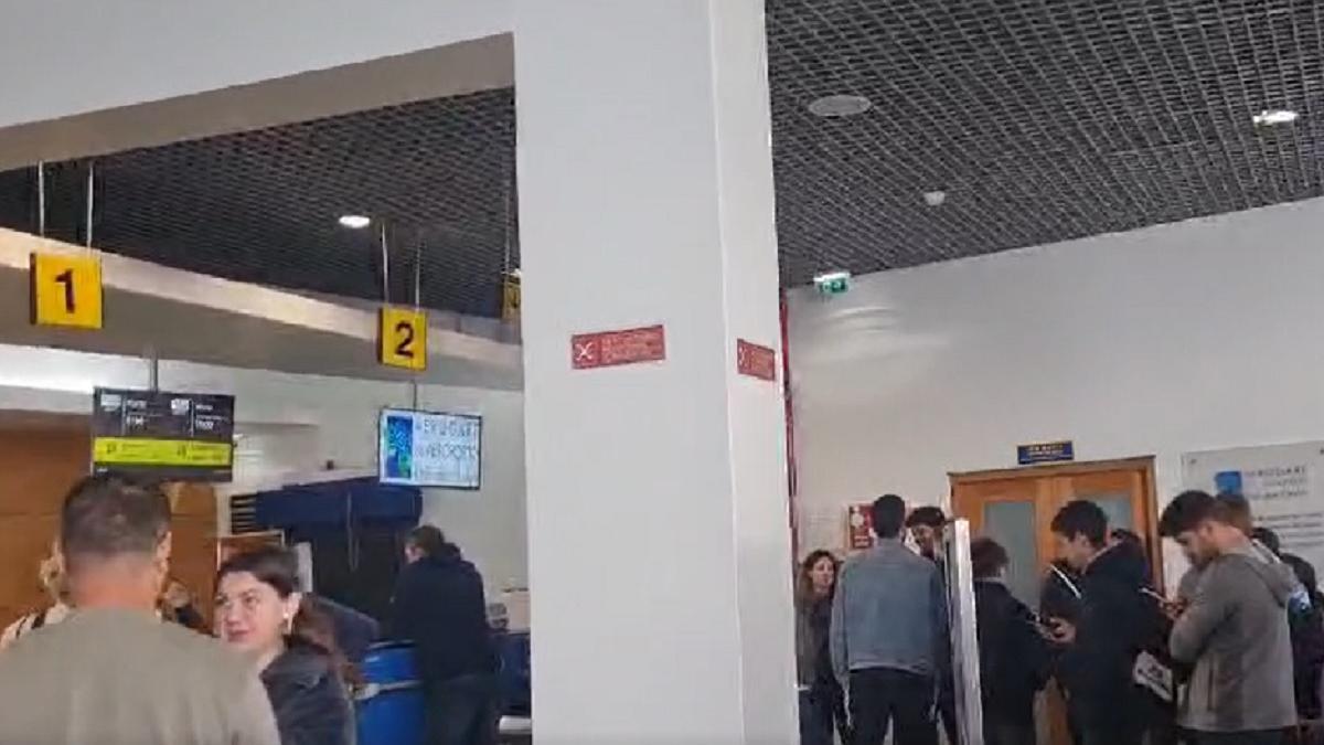 Españoles en un aeropuerto de las Azores.