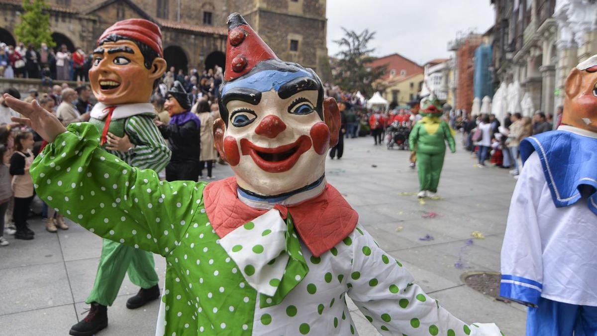 Gigantes a su paso por la calle de San Francisco. | María Fuentes