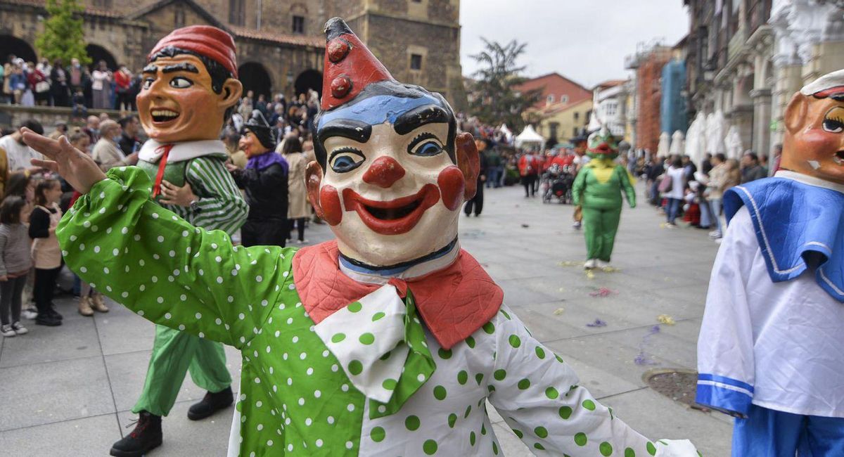 Gigantes a su paso por la calle de San Francisco. | María Fuentes