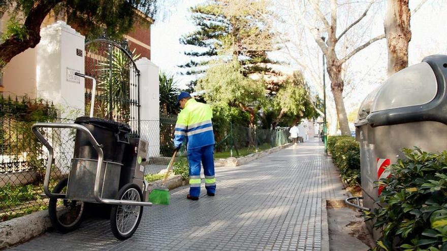 Un operario de Limasa realiza tareas de barrido manual.