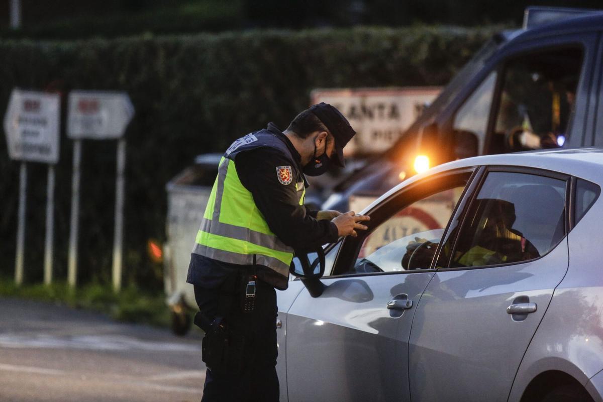 CONTROL DE LA POLICIA NACIONAL EN LA SALIDA DE OVIEDO HACIA LA ESPINA A LA ALTURA DE LA PIXARRA