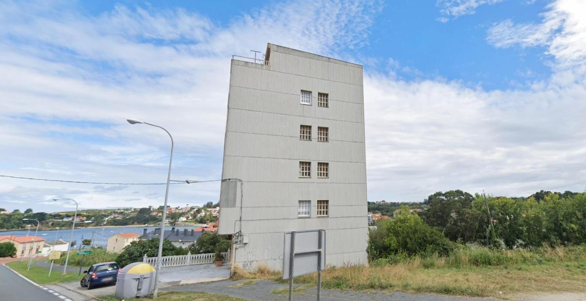 Vista general del edificio en la entrada de Mera que será demolido para hacer una urbanización del poligono POL-4 ( POL4) de Santa Ana en Oleiros.