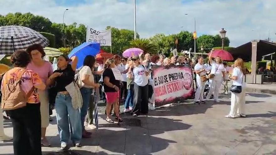 Trabajadoras del SAD se manifiestan ante el Ayuntamiento de Murcia