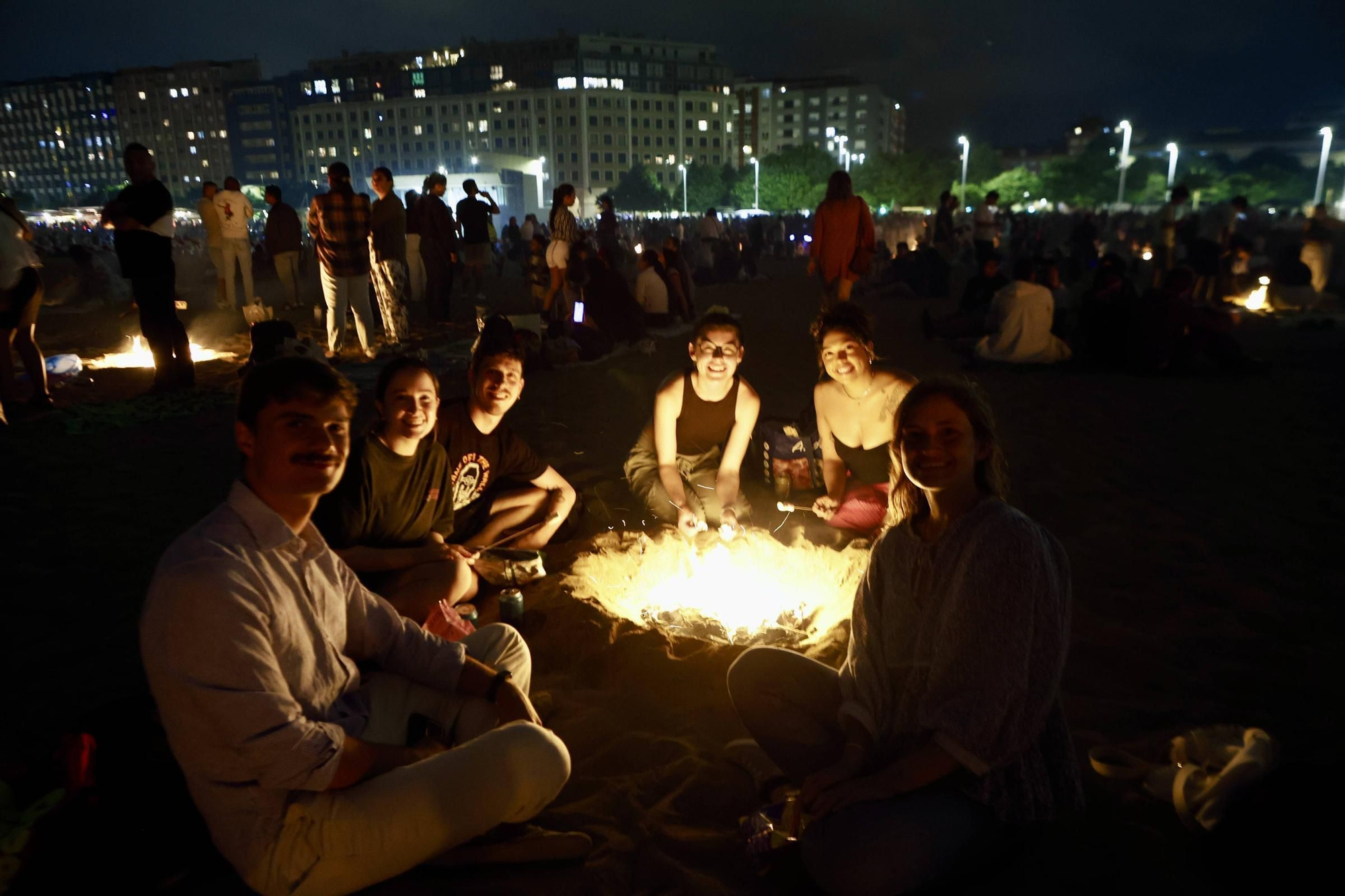 Fuegos artificiales, música, flores, hoguera... la celebración de San Juan en Gijón, en imágenes