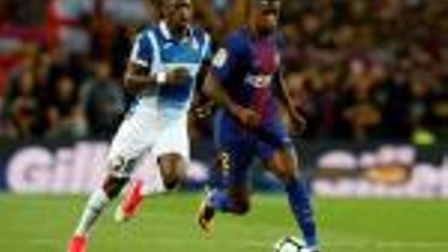 Semedo és perseguit per Pape Diop en el derbi barceloní contra l&#039;Espanyol al Camp Nou.