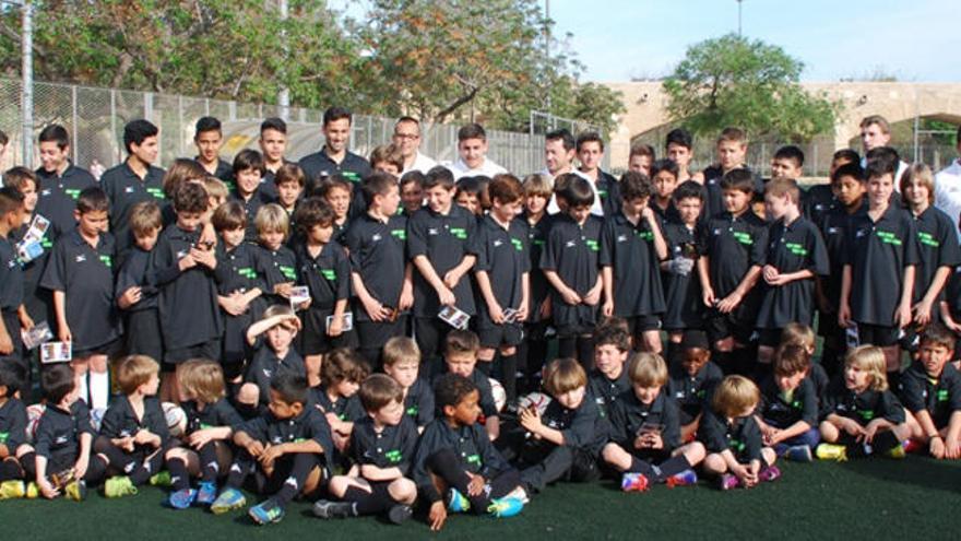 El brasileño rodeado de los niños que acudieron al taller de Fútbol Solidario