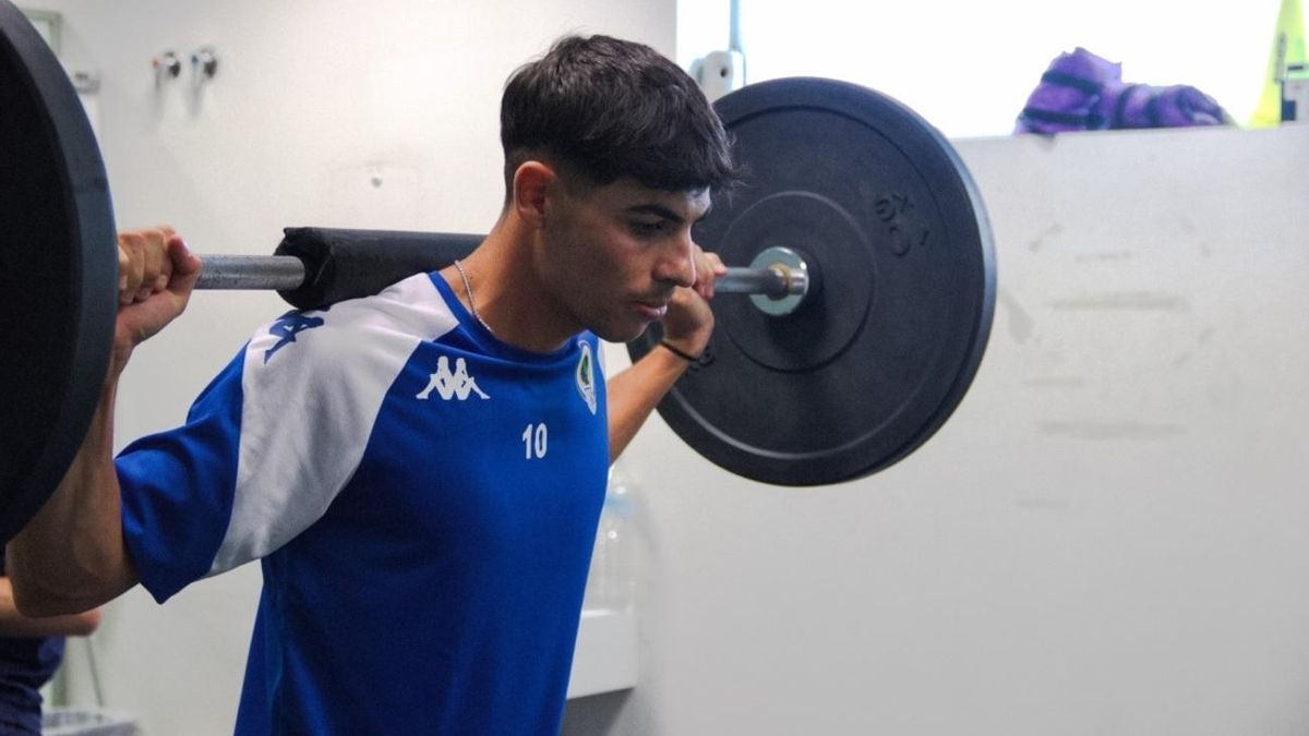 Nico Espinosa realiza un ejercicio de fuerza en los dos primeras días de pruebas médicas y analíticas.
