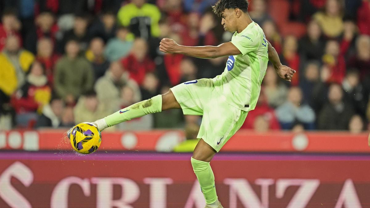 Lamine Yamal dispara a puerta en el Mallorca-Barça en Son Moix.