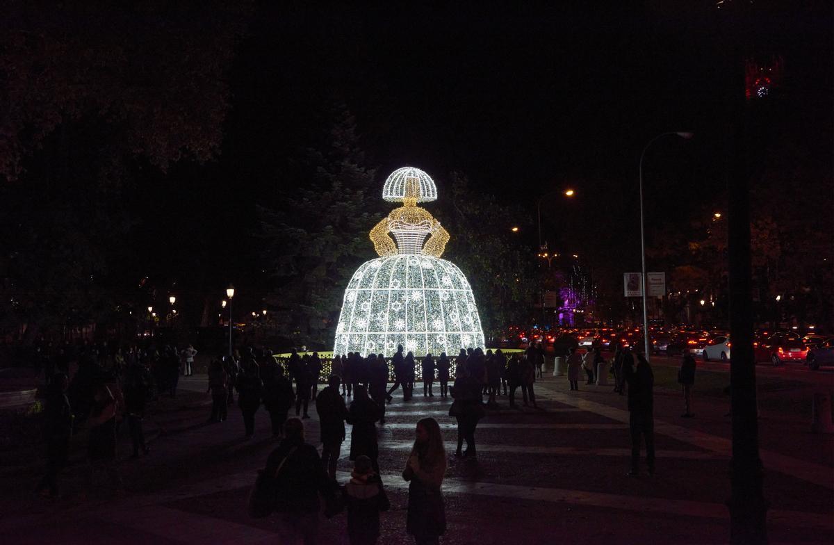 Menina gigante de Andrés Sardá