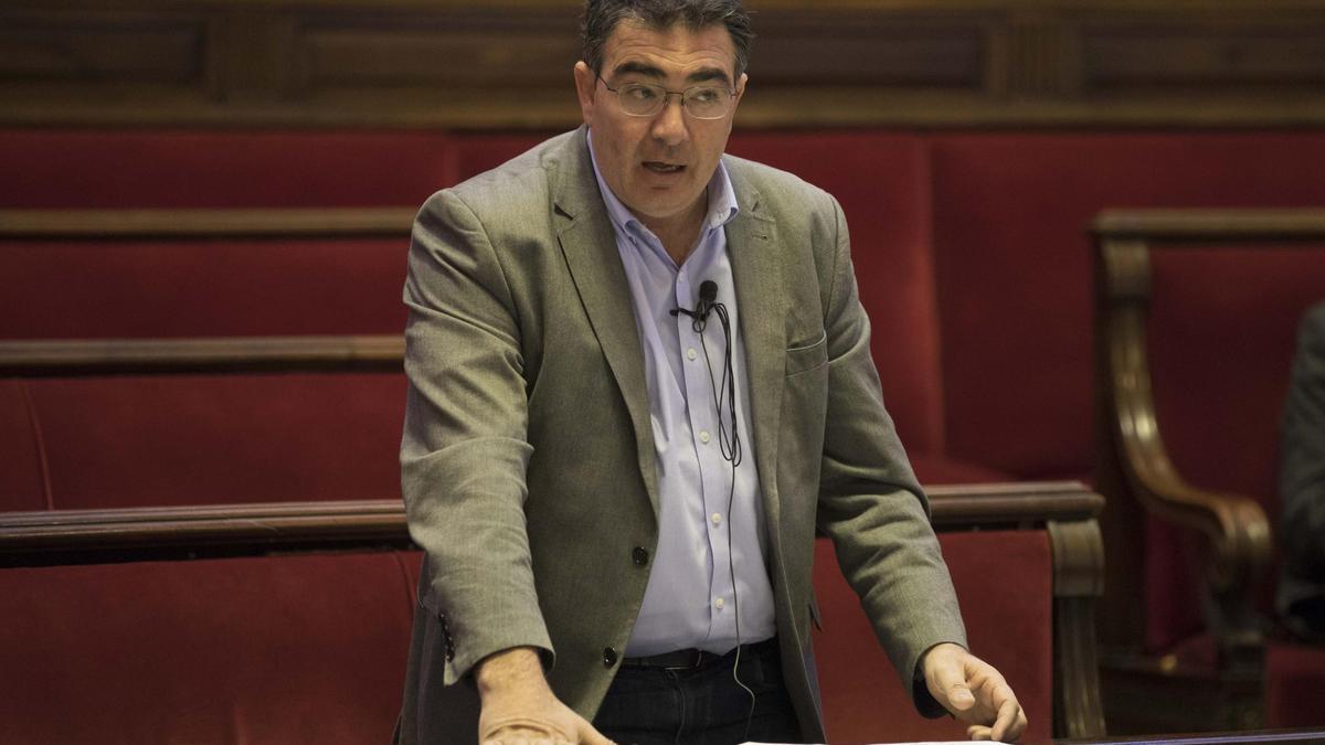 El concejal Narciso Estellés interviene en el pleno.
