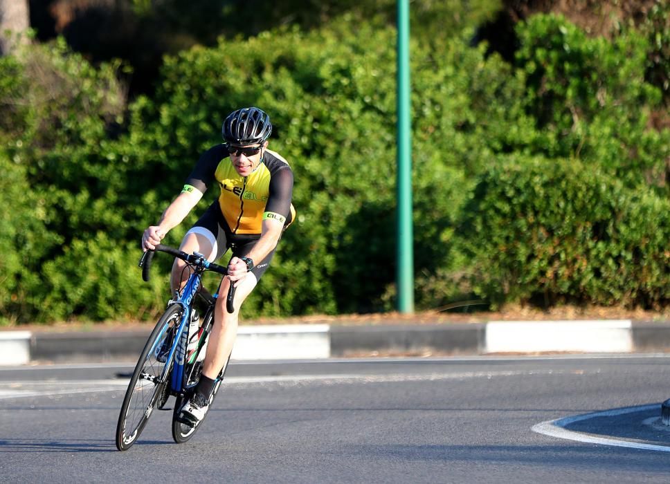 Ciclistas rodando por la carretera de El Saler