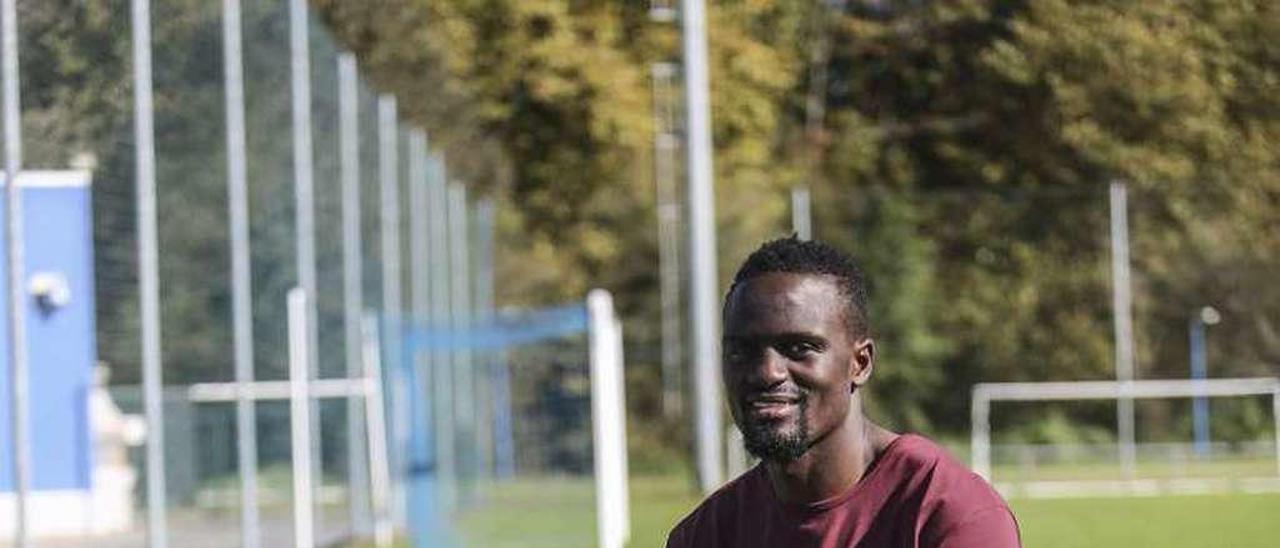 Mariga, sentado en una de las vallas de El Requexón.