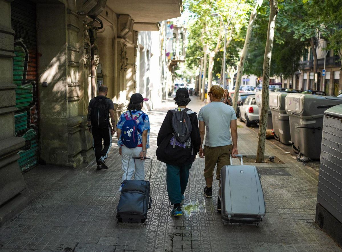 Barcelona redobla l’ofensiva a les màfies de pisos turístics il·legals Barcelona redobla l’ofensiva a les màfies de pisos turístics il·legals