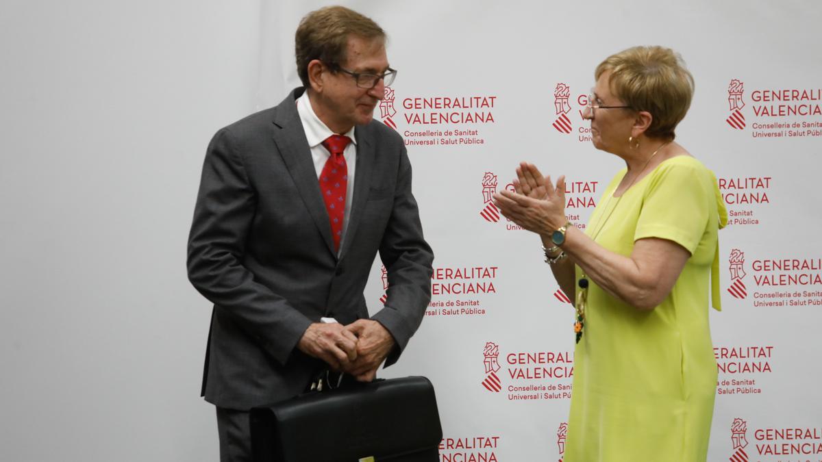 La exconsellera de Sanidad, Ana Barceló aplaude a su sucesor, el médico Miguel Mínguez tras entregarle la cartera de competencias.