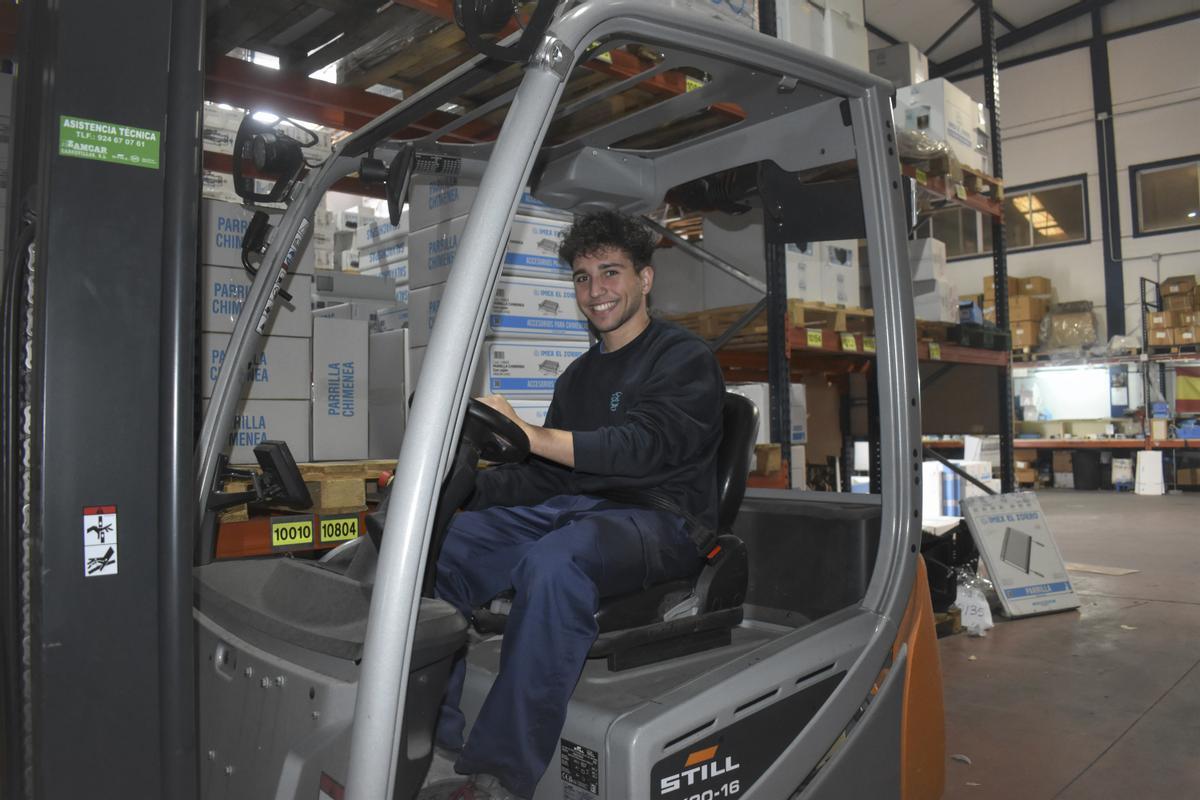 Un trabajador conduce una carretilla elevadora.
