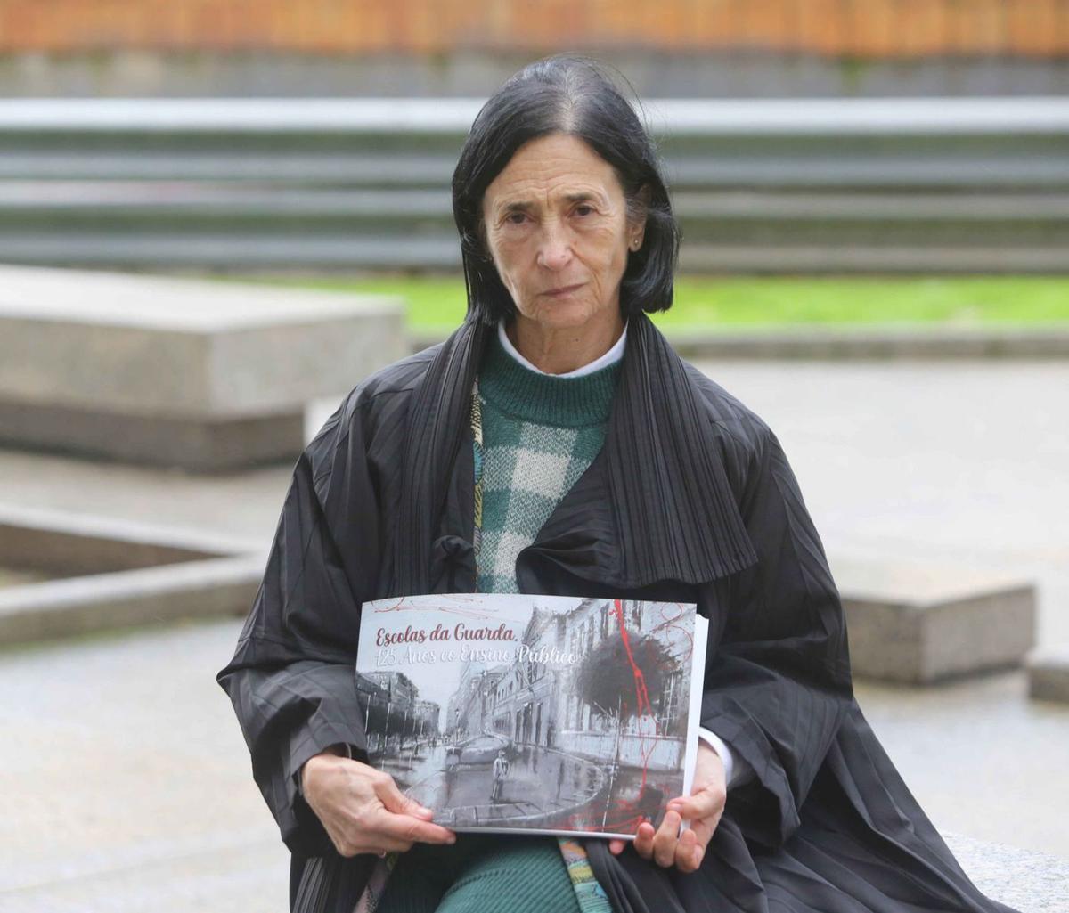 Dolores Orellán posa con el libro.   | // IAGO LÓPEZ