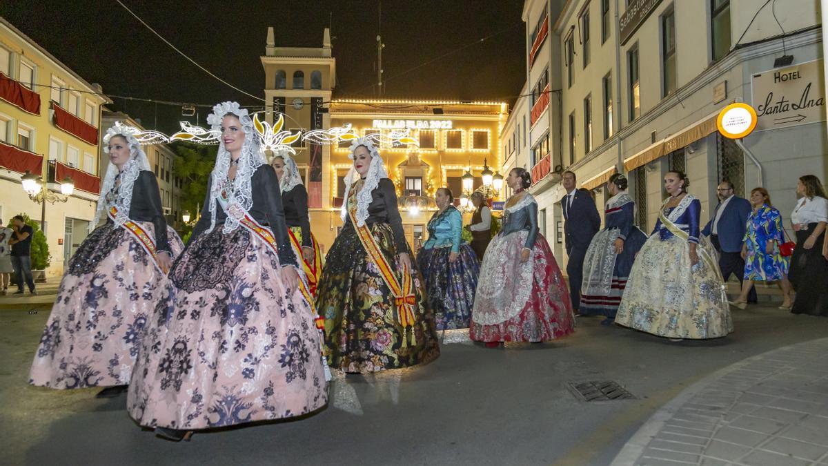 Las falleras mayores con la comisión y las autoridades acompañando a la pregonera.