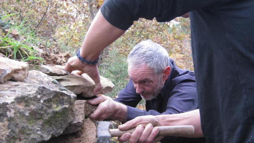 La manera ancestral de construir al camp: torna el mur de pedra seca al Solsonès