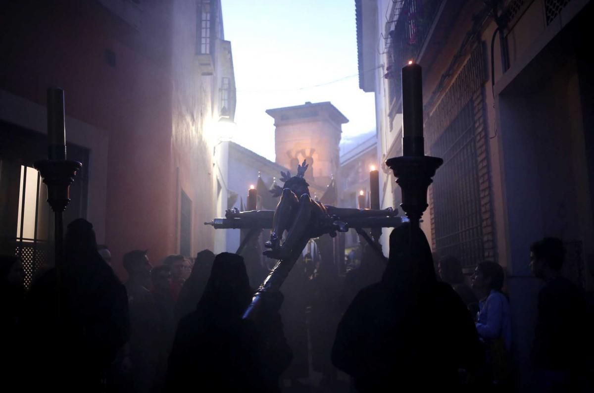 El Vía Crucis pone recogimiento a la noche cordobesa