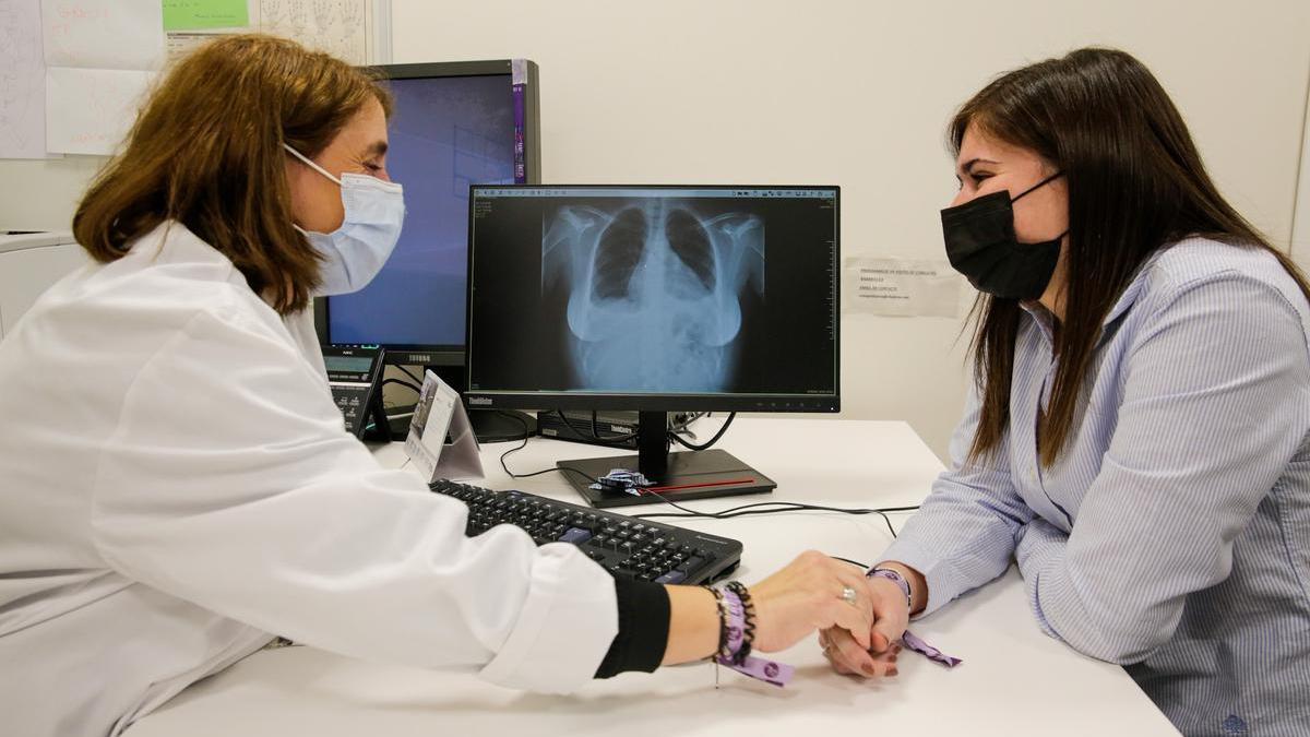 La paciente con lupus Roser Benages con su médica de Vall d’Hebron, Fina Cortés.