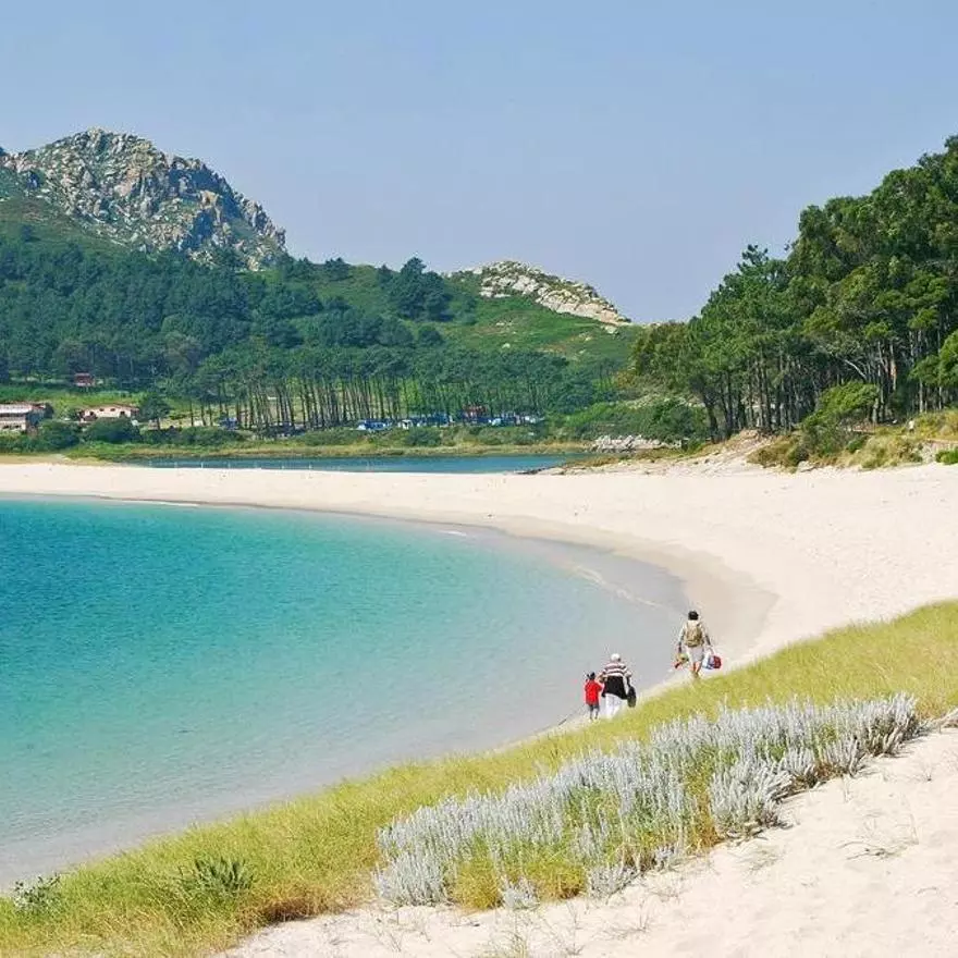 La playa de arena blanca donde el agua parece el Caribe entre dunas y pinares