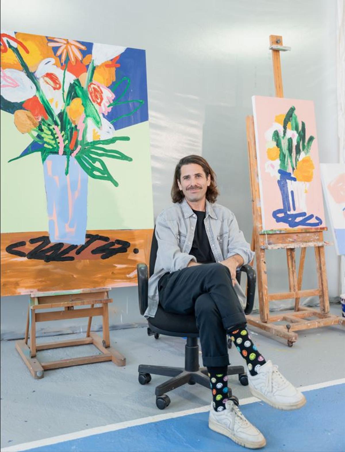 Iker Muro frente a algunas de sus obras.