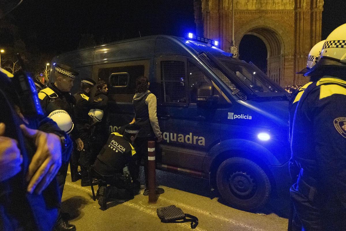 Cincs detinguts a Barcelona després d'una trobada del therians que acaba amb incidents