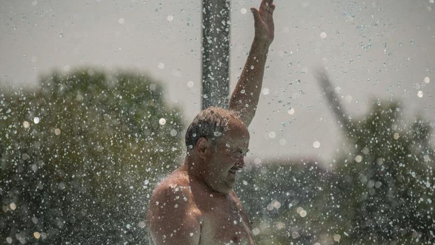 Un hombre se refrescaen las piscinas del complejo deportivo de Oira. | // BRAIS LORENZO