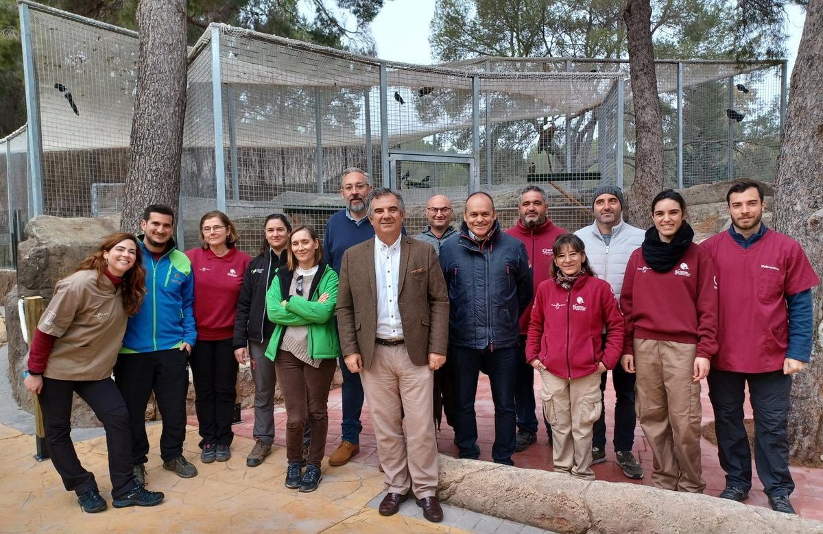 Vázquez, con parte del equipo en el Centro de Recuperación de Fauna Silvestre El Valle.