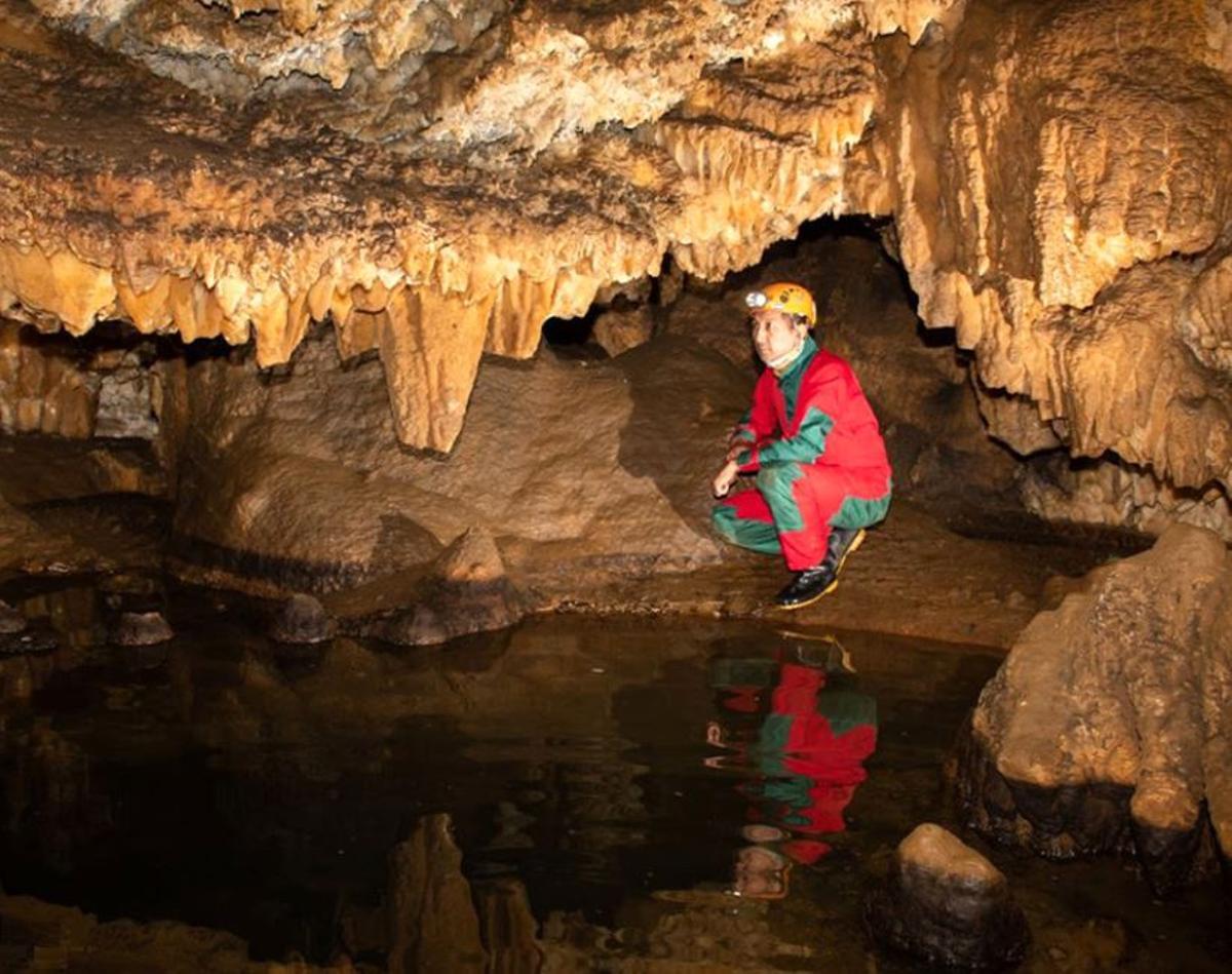 Uno de los investigadores en la cueva de Irán donde se ha descubierto la especie
