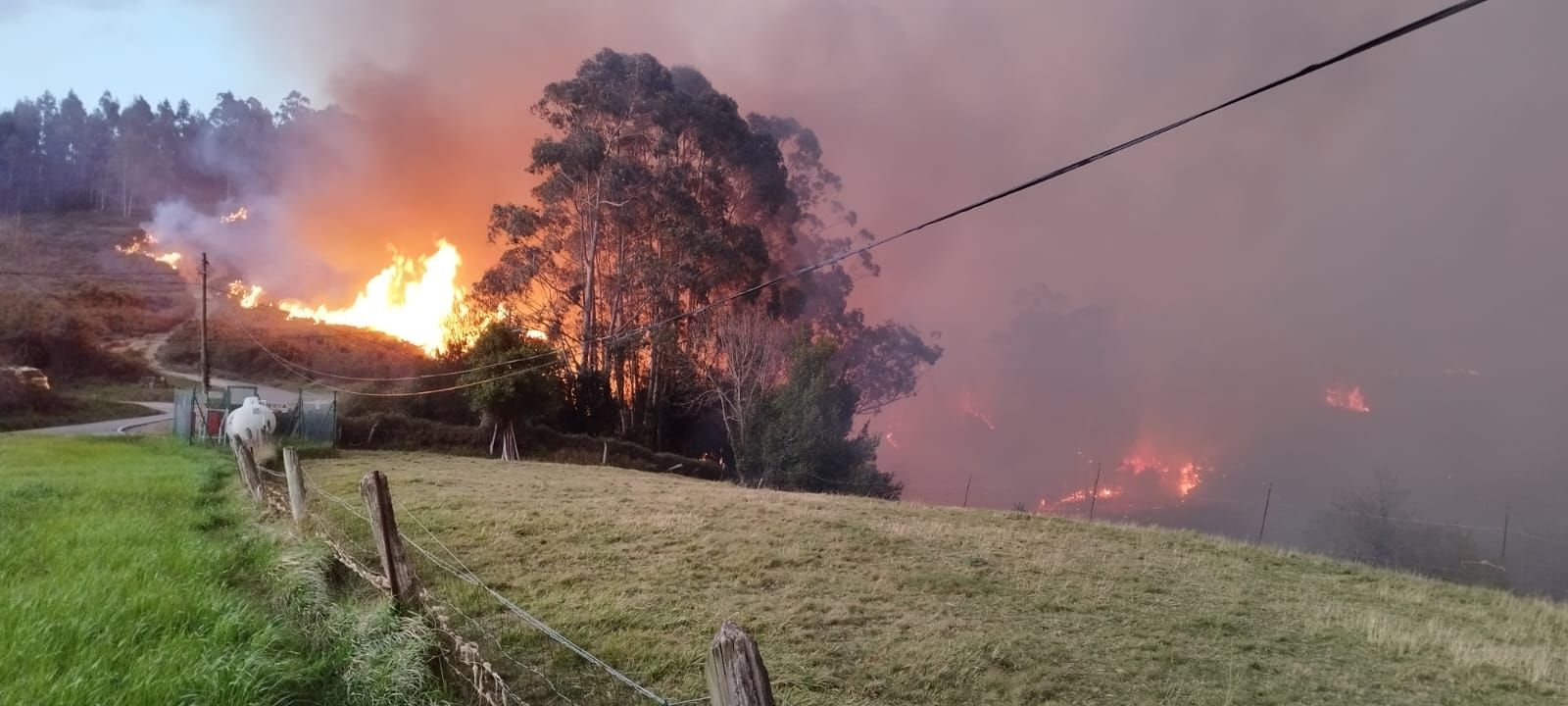 El fuego devora el monte de Santufirme, en Llanera