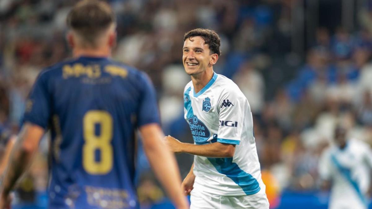 Luis Chacón celebra un gol en el Teresa Herrera con el Deportivo.