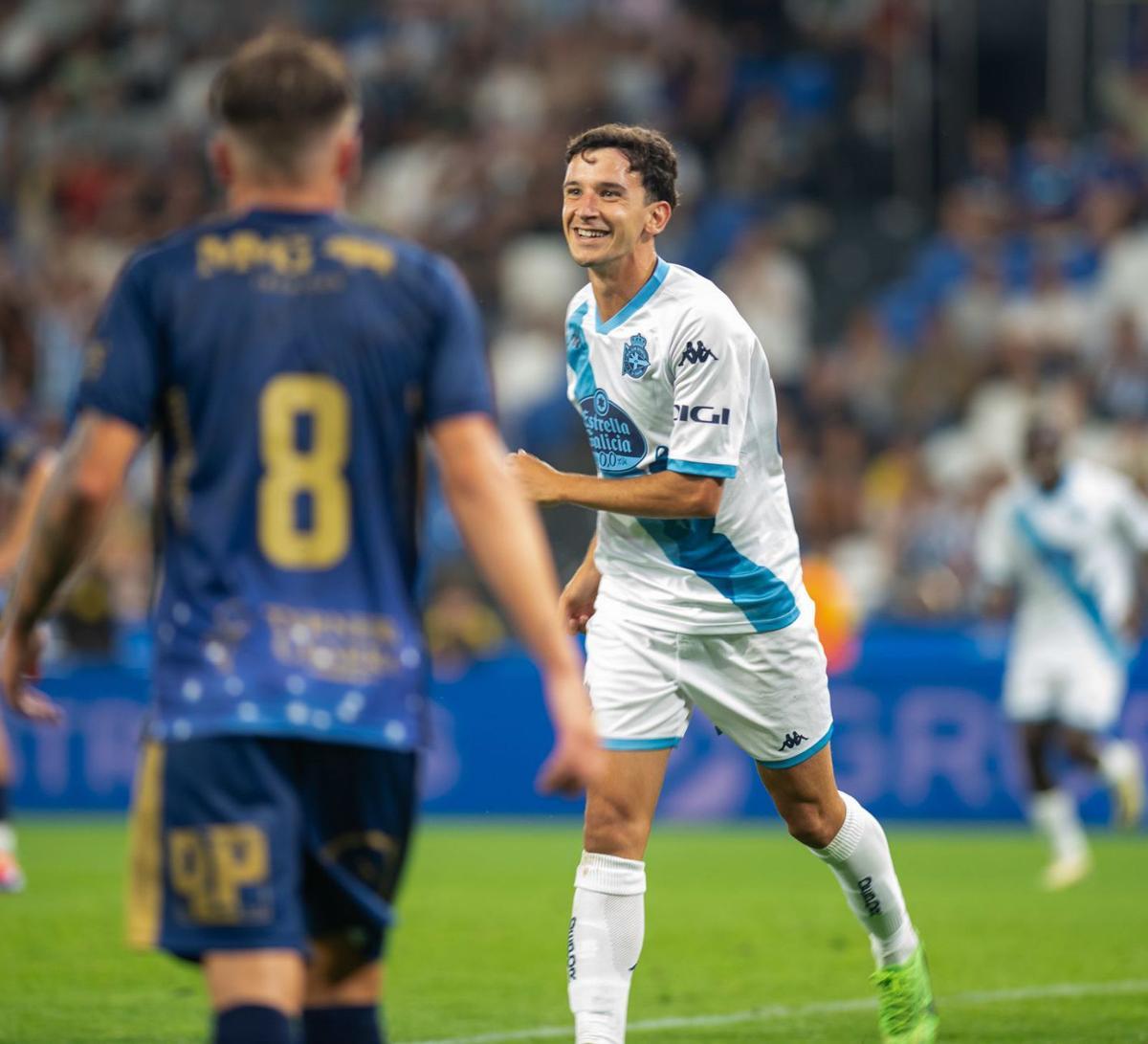 Luis Chacón celebra un gol en el Teresa Herrera con el Deportivo. |  Casteleiro / Roller Agencia