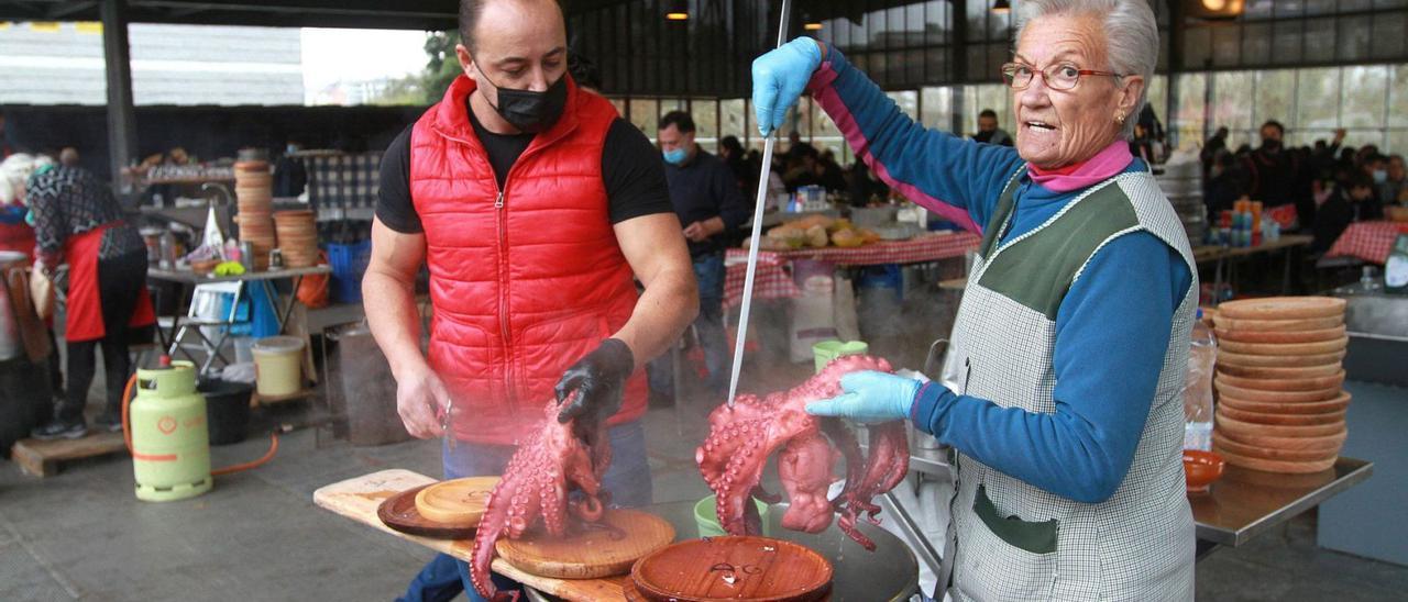 Una de las pulpeiras se dispone a preparar varias raciones, ayer, en el Campo da Feira de Ourense. |   // IÑAKI OSORIO