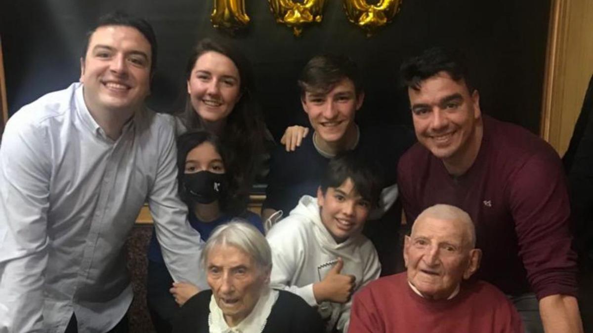 Daniel Ratón de Sesnández celebra en siglo rodeado de su familia. | Ch. S.