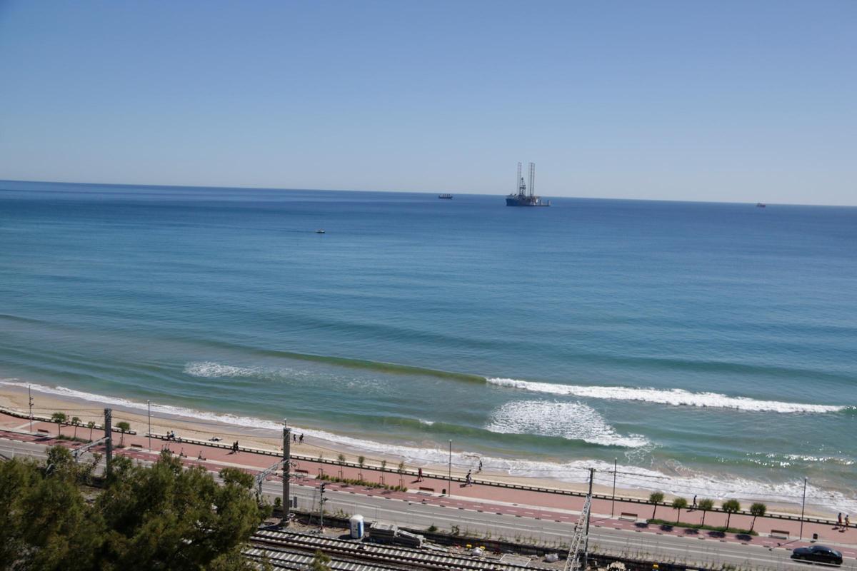 La plataforma, a poca distancia de la costa de Tarragona.