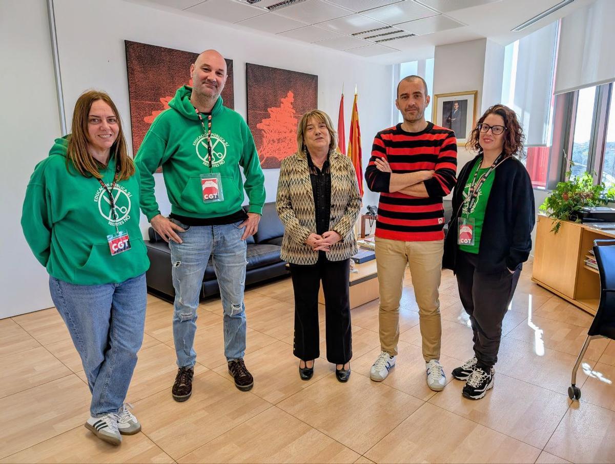 Representantes de la Federación de Enseñanza de CGT junto a la consejera de Educación en funciones, Tomasa Hernández.