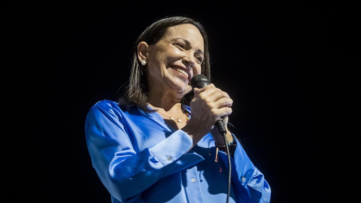 María Corina Machado celebra con simpatizantes su victoria en las primarias de la oposición de Venezuela.