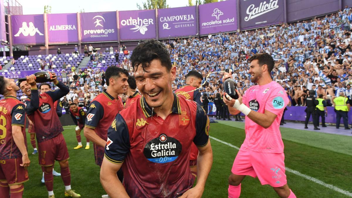 Miguel Loureiro, durante la fiesta del ascenso en el césped del José Zorrilla.