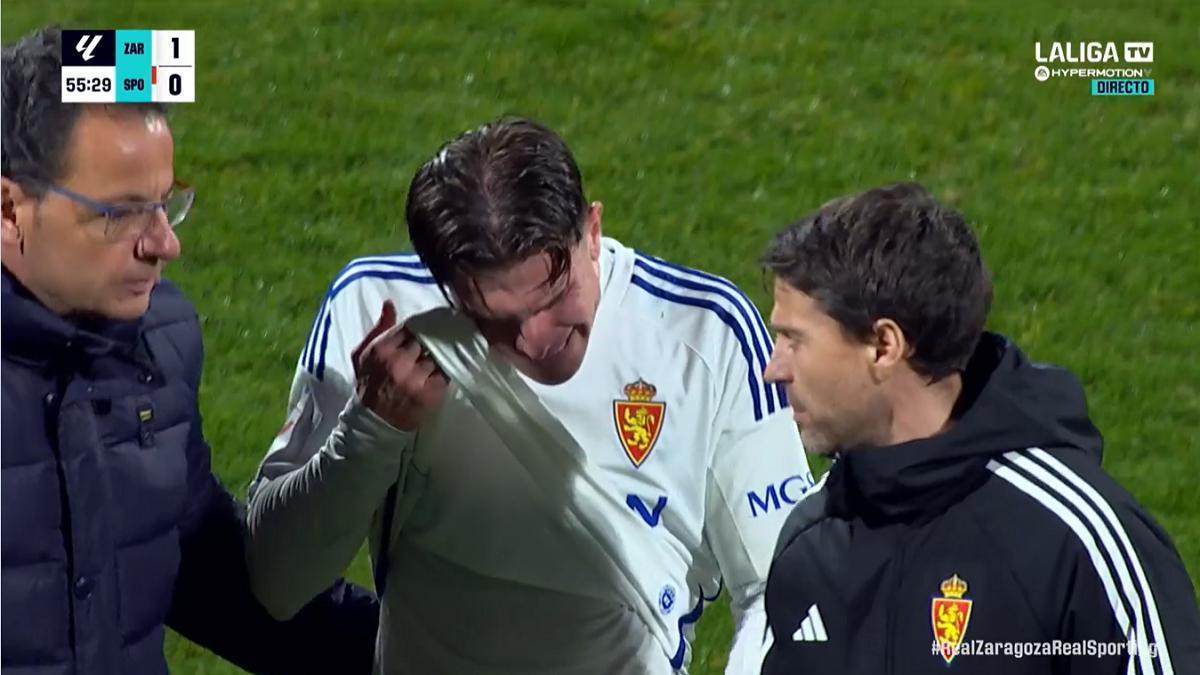 Raúl Guti no pudo contener las lágrimas mientras se retiraba del césped